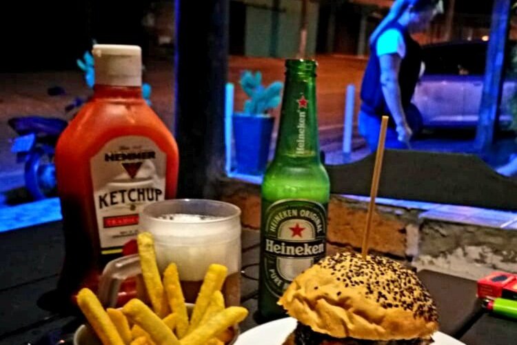 Foto de cliente, compartilhada conosco. Na foto, Cactus Burger, e long neck Heinenken beeem gelada!!!