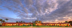 Twin Swans Motel in Inverell, image may contain: Villa, Hotel, Hacienda, Sky