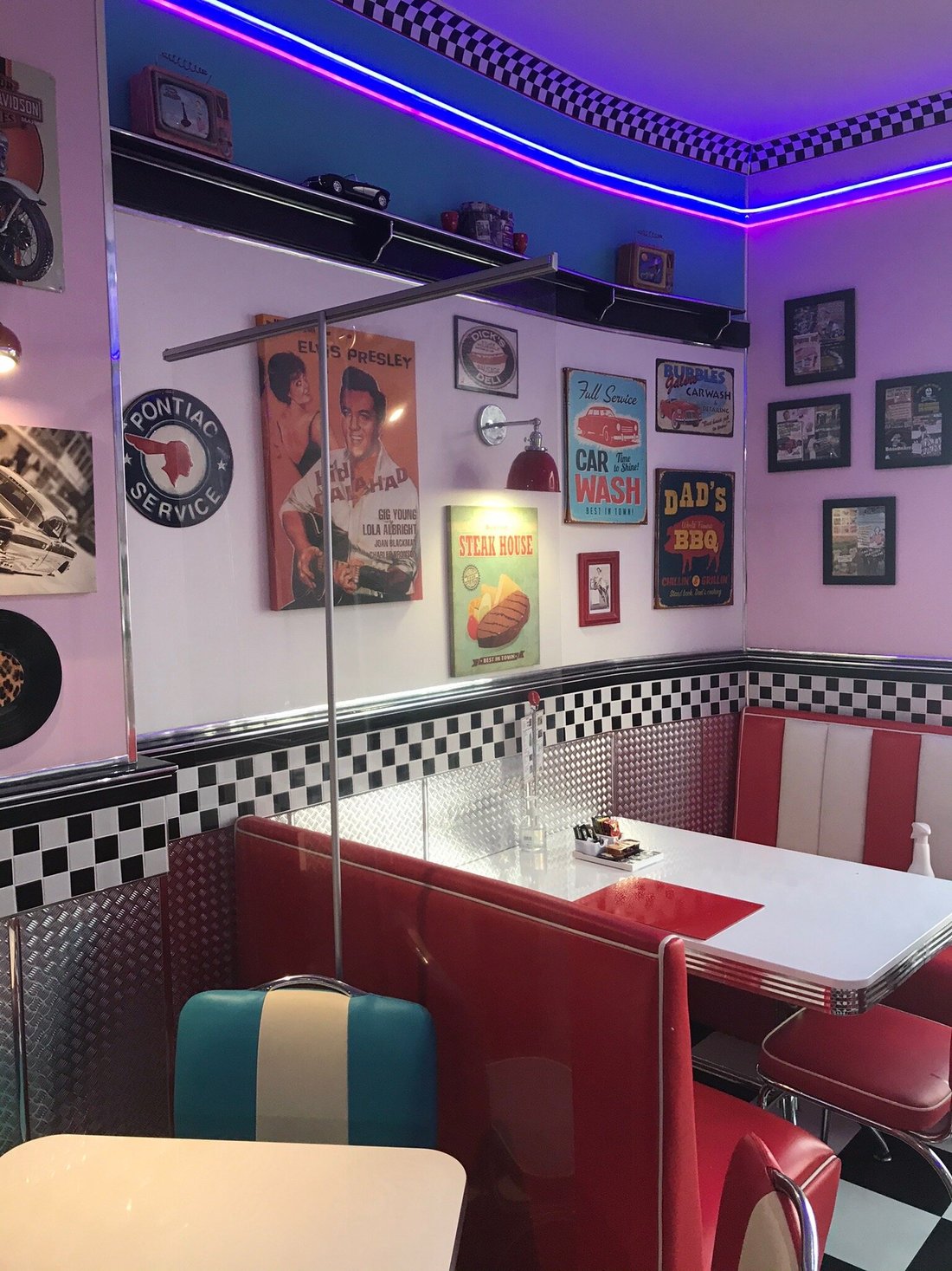 CADILLAC KUSTOMZ HOTEL - Updated 2025 Reviews, Photos & Prices - Cadillac Kustomz Hotel 4 In A Bed