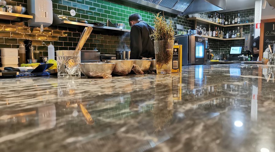 Cozinha aberta Informal, a chamada mesa do Chef