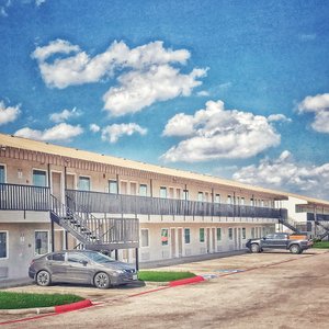 Located off U.S. Highway 80 East & North Town East Boulevard with easy access to Mesquite area restaurants & less than ten miles from Downtown Dallas. 
 
 Budget Inn of Texas offers 24-hours snack & drink vending, coin laundry, free parking & Wi-Fi. All guest rooms are equipped with a microwave, mini-refrigerator, flat screen television with HD channels including HBO & ESPN. 
 
 Nearby attractions include Big Town Exhibition Hall, Devils Bowl Speedway, Mesquite Rodeo Arena & Town East Mall.