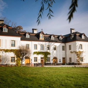 Pałac Pakoszów in Piechowice, image may contain: Housing, Building, House, Manor