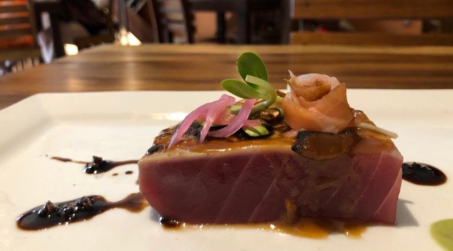 sashimi de atún con glaseado de misso,citricos y miel  