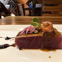 sashimi de atún con glaseado de misso,citricos y miel