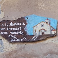 pittura su un muro del paese raffigurante la chiesa