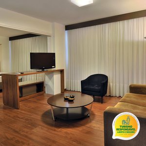 Acomodação categoria Luxo, com piso de madeira