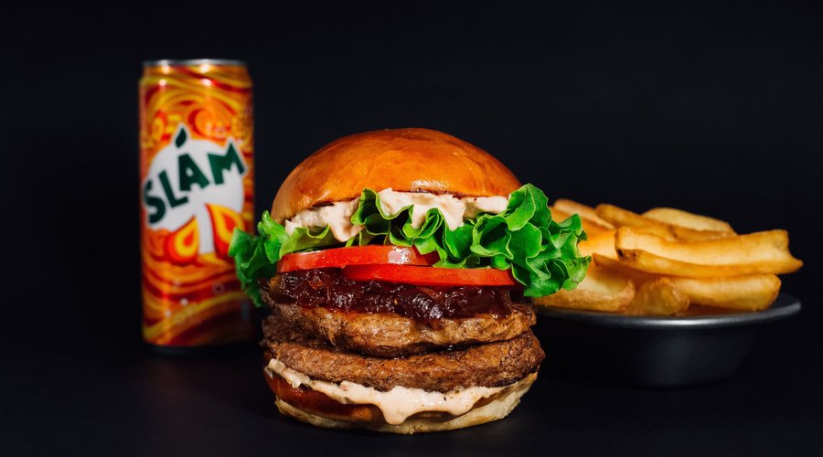 Bonelli the Original Fast Fresh Burgers : fuori grigliati, succosi dentro, freschi e preparati sempre al momento.

Per noi il vero hamburger deve essere semplice e far parlare con i suoi pochi ingredienti di valore: dal 2015 abbiamo costruito un rapporto di fiducia con i nostri allevatori che crescono i bovini con le regole Grass-Fed. Li lasciano liberi al pascolo, li nutrono solo con erba e non fanno uso di antibiotici o alimenti per la crescita