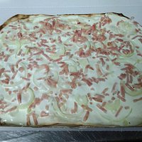 Tarte flambée traditionnelle cuite au feu de bois
