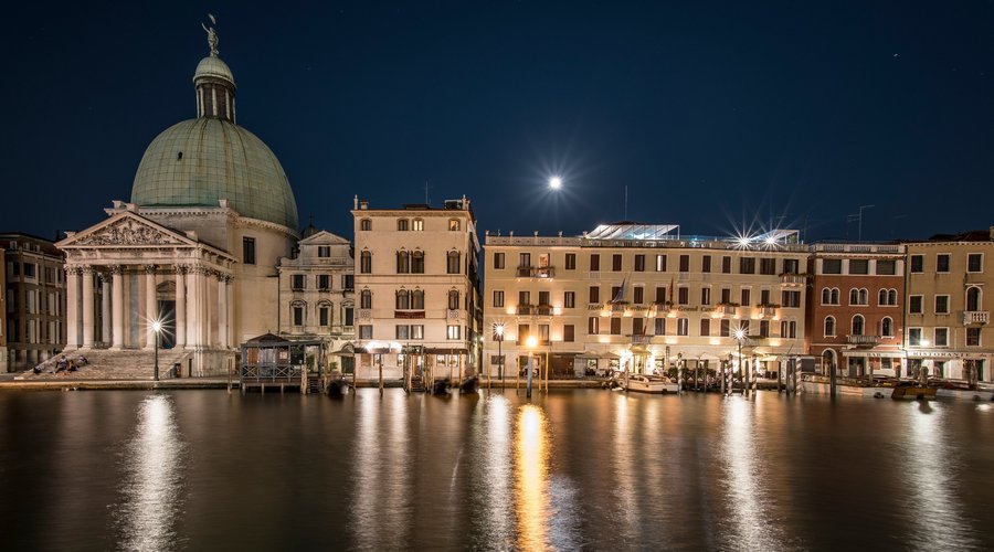Hotel Carlton on the Grand Canal by night