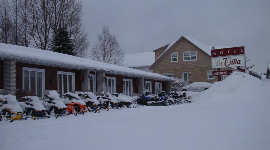Motel situé à Senneterre en Abitibi. Paradis de la motoneige. PIste a proximité. Tarif de groupe. www.bellvilla.net