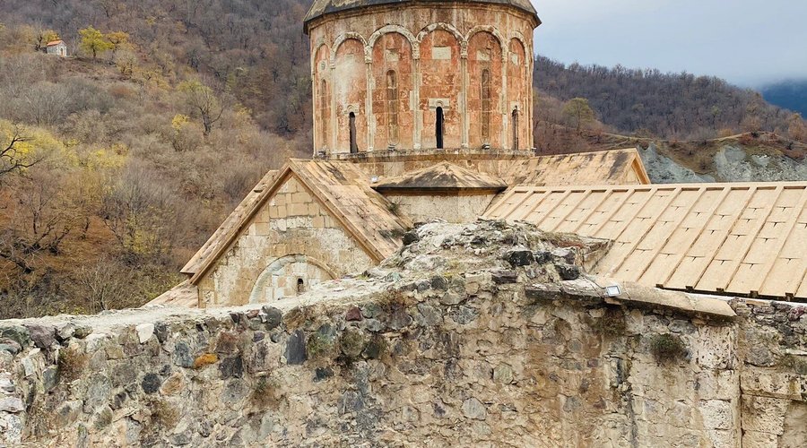 Скоро мы к тебе вернёмся с улыбкой, вернём колокола, кружевные хачкары и рисунки на твоих стенах. И ты будешь стоять вечно и дальше будешь благословлять своих гостей. До скорой встречи, держись Дадиванк!  Гид по Армении Гор Whats app +37493855001 #гидвармении #гидвереване #гидпоармении #армения #ереван  #россия  #туры_в_армении #арарат #москва #турыпоармении  #гидармения  #artsakhstrong #туры_по_армении #тур_в_армению #турвереване #турпоармении #тур_по_армении #dadivank  #киев #с_гором_в_горы