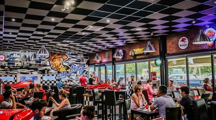 la salle de restaurant , vous ne revez pas , vous etes bien en 2020