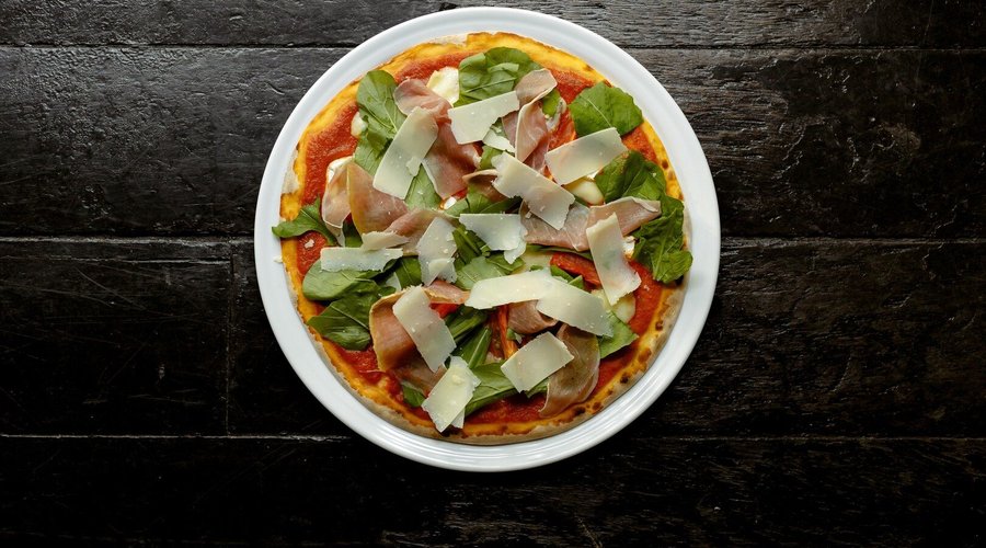 Manarola!

Pizza sem mozarela também merece holofote!

Presunto cru e gran formaggio, rúcula com tomate assado em forno a lenha e azeite de manjericão . Um delírio! 