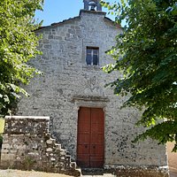 La facciata ed il caratteristico piccolo campanile a vela