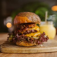 Burger San Fernando cañera pero casera! Doble de carne fresca 100% vacuno, doble de queso cheddar, doble bacon, pulled pork a la barbacoa, crispy bacon, cebolla caramelizada, lollo, pepinillo. #200Gramos #BackToBurger