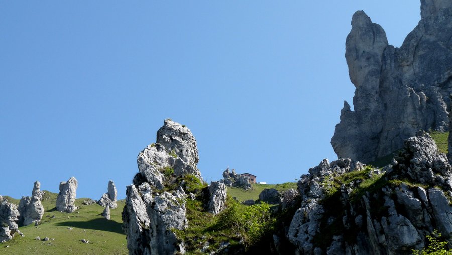 Rifugio Rosalba situato sulla Grigna Meridionale,  si intravvede in alto al centro dietro ai Pinnacoli.