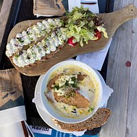 Die empfohlene Karotten-Kokos-Ingwer-Suppe und das Bergbauernbrot mit Bergschnittlauch - Kräutercreme