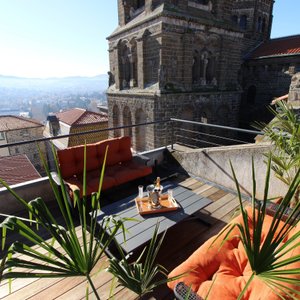 La terrasse privative avec vue sur tout le bassin juste à côté du clocher de la Cathédrale.