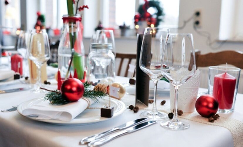 Gedeckter Tisch zu Weihnachten
