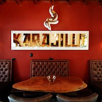 Nuestro propósito es que cada persona que haga parte de Karajillo viva un momento único y sensorial al tener la opción de pedir un platillo internacional mientras disfruta de su música favorita.