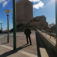 Al fondo el castillo.