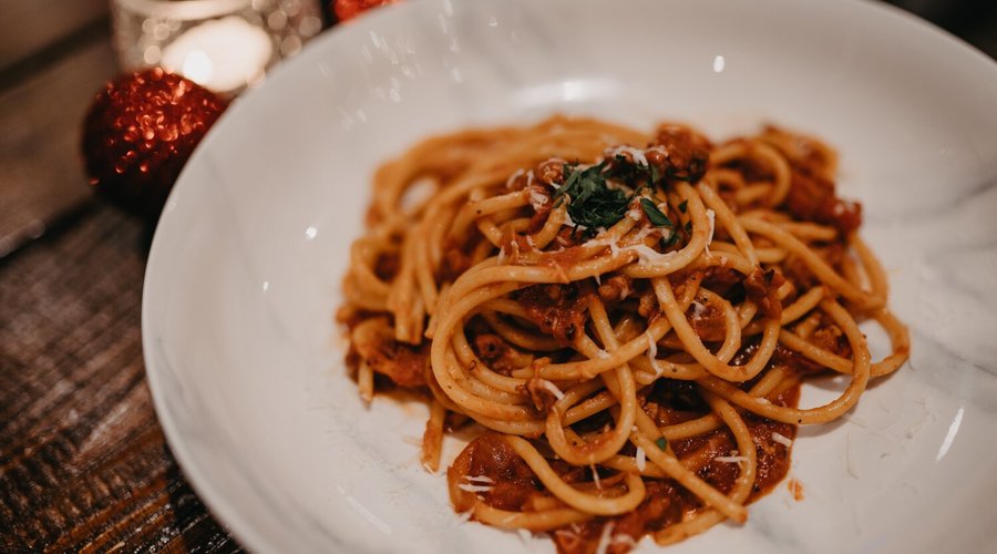 Bucatini Amatriciana
Bucatini with tomato, onion, Italian bacon (fresh chilli on request)