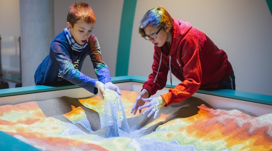 Topography – a classic of science centers! Design the ground yourself by digging holes in the sand or piling up mountains.  