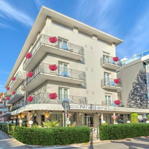L'Hotel Niagara di Riccione è un 3 stelle in Viale Dante, in Viale Dante, a pochi minuti a piedi dal famigerato Viale Ceccarini ,gode di una posizione centrale a Riccione, a 30 secondi a piedi dalla spiaggia Offriamo un trattamento di dormire e colazione trattamento B&B. Gestito interamente dalla Famiglia Dapoto Valentino e Marianna, offre un servizio a 360 gradi sulla perfetta vacanza in Riviera Romagnola, infatti è presente una sala colazione con buffet di 18 metri in struttura per soddisfare 