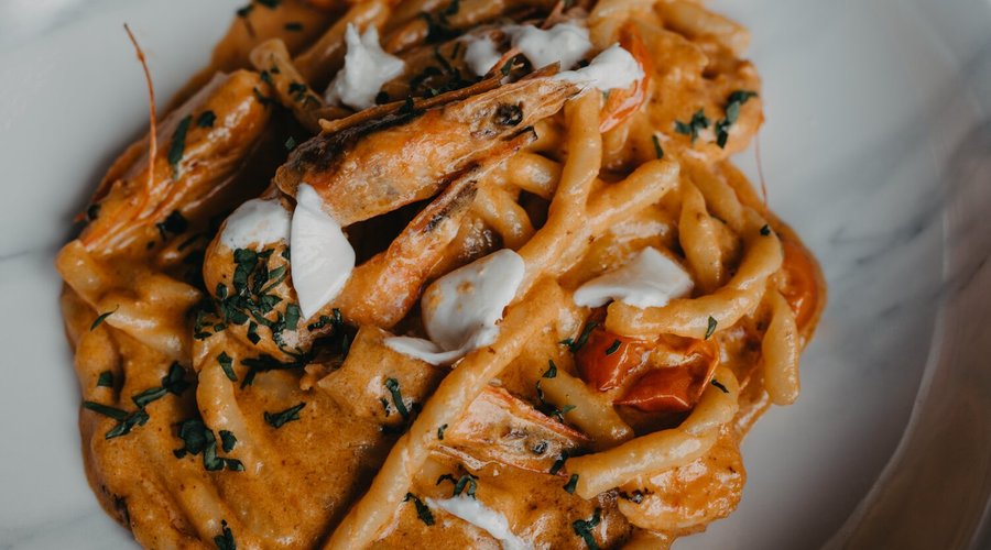 Strozzapreti gameroni e crema di Burrata
Strozzapreti with king prawns and cream of Burrata