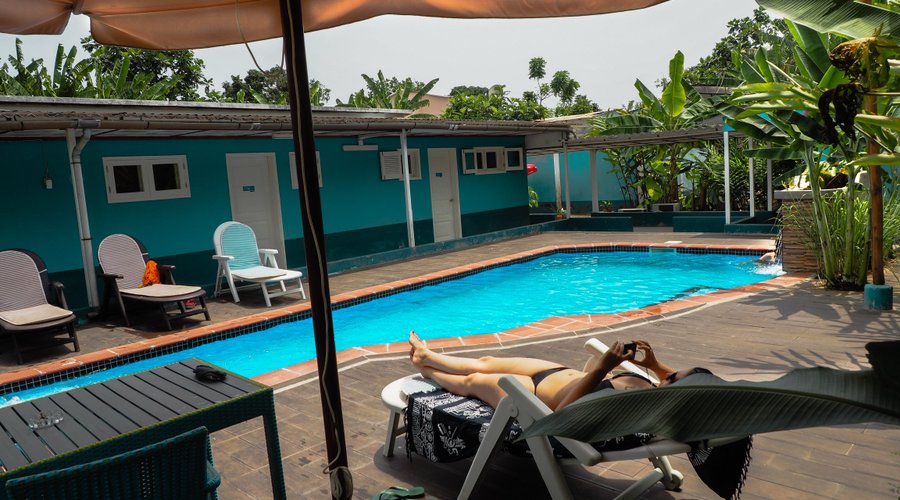 Aproveite a nossa piscina para relaxar e refrescar do calor tropical