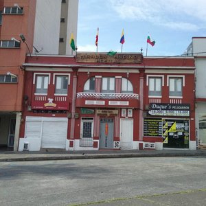 Fachada Hostal Mirador Andino desde el Parque Los Fundadores