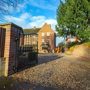 Superior B&B on the tree-lined Newmarket Road