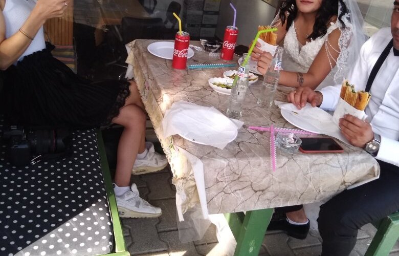 Denizli ilinden gelin damat kıymalı tost yemeye gelmişler