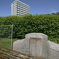 2006, beim Bau der Hängebrücke, wurde das Denkmal von der sich ausbreitenden Baustelle bedrängt. Es wurde daraufhin transloziert. Heute ist die Inschrift besser zu lesen: »Wladimir Iljitsch Lenin kehrte 1917 aus der Emigration über Sassnitz zur Leitung der grossen sozialistischen Oktoberrevolution nach Russland zurück«