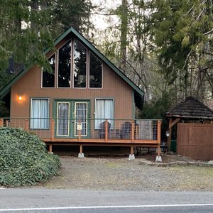 Cabin 3 sleeps six, hot tub, BBQ, full kitchen