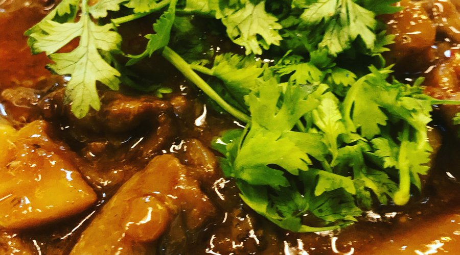 #27 Gebratene Aubergine mit Rindfleisch und Koreander 异香茄子 (hier in take away Verpackung)