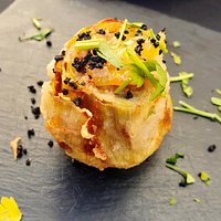Alcachofa en tempura con foie y confitura de salsa de naranja.