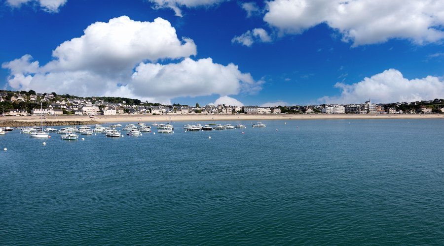 Erquy en Bretagne, est une petite ville côtière balnéaire où il fait bon y musarder en admirant ses paysages tout en s’imprégnant de sa vie locale.