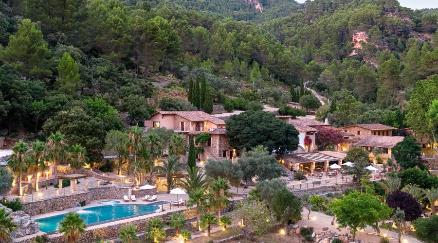 Between heaven and sea, enveloped by mountains and wild olive trees, home to native wildlife. A retreat for the mind, a place for your spirit to roam free.

A chance to lose yourself on the island, surrounded by indigenous nature, to taste delicious local gastronomy - an opportunity to dive into the experience of a lifetime, custom designed for you.
Let yourself be enchanted by Mallorca at LJs Ratxó.