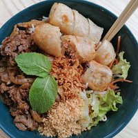 Le Bo Bun est un plat traditionnel vietnamien cuisiné sur place avec les meilleurs ingrédients. Il mélange le chaud : les vermicelles de riz - le 'Bun' en vietnamien, les nems au porc fait maison et le bœuf charolais sauté au wok à la dernière minute avec le froid : les légumes et la sauce nuoc mam. C'est un plat complet ! Inutile de prendre un accompagnement.