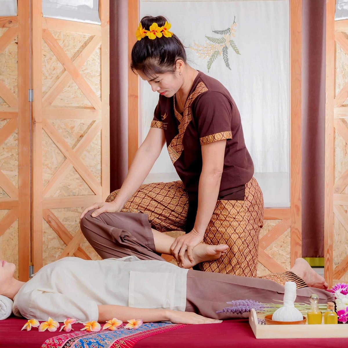 Traditional massage. Традиционный тайский массаж. Традиционный тайский йога массаж. Тайский спа релакс Тайланд. Мастера йоги вместе.