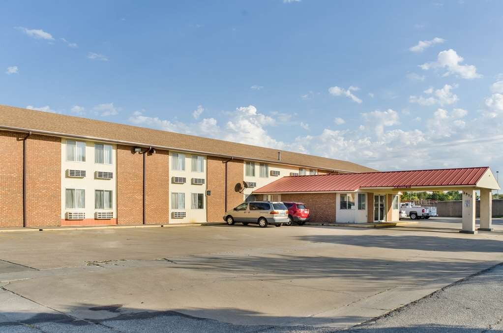 Hotel photo 23 of Econo Lodge Emporia.