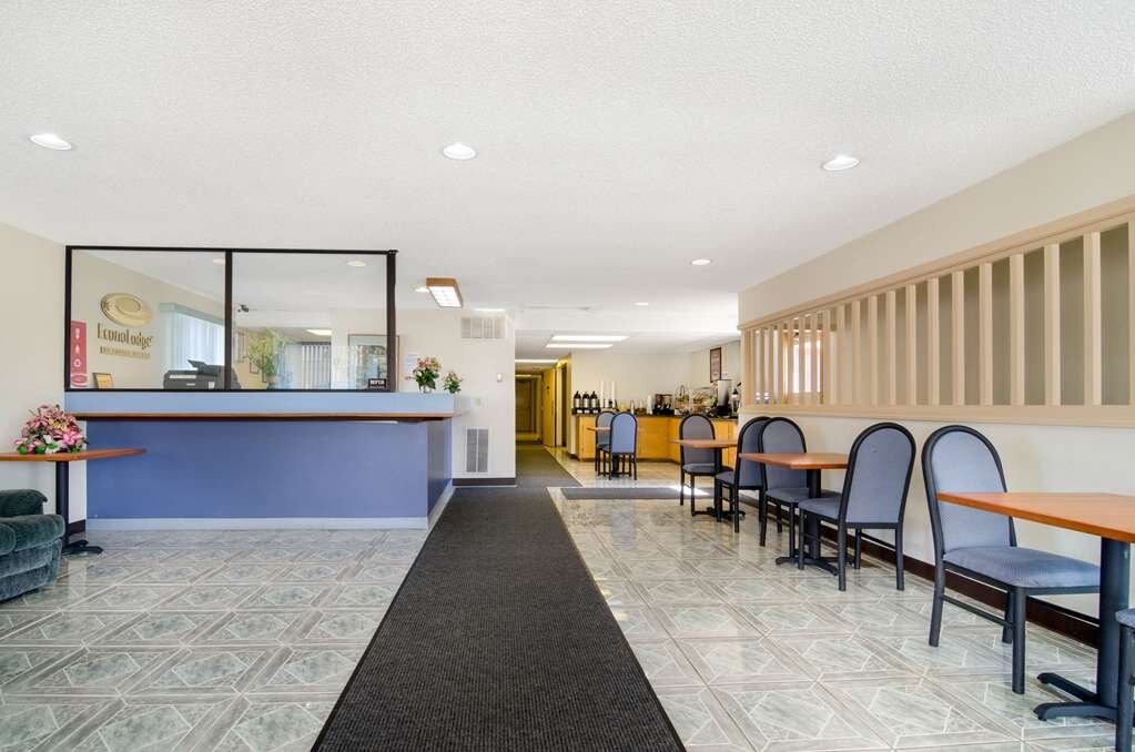 Hotel photo 19 of Econo Lodge Emporia.