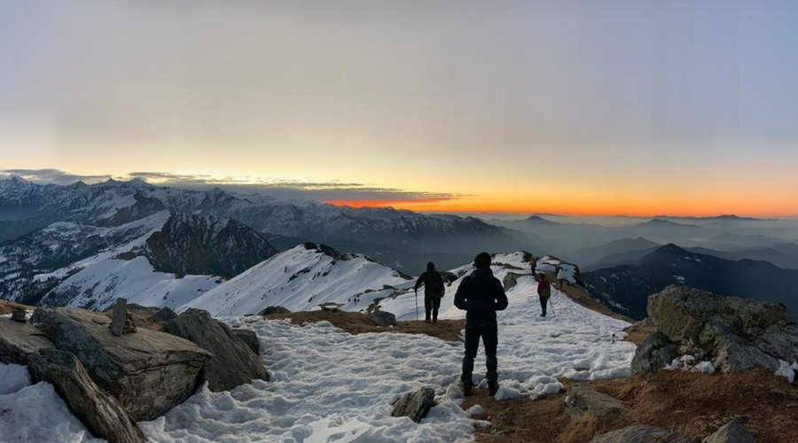 Sunrise view from Kedarkantha summit.