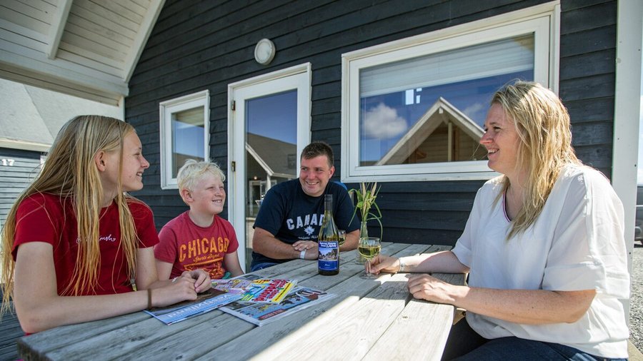 Nyd en skøn ferie i Thyborøn  i vores flotte fuldtudstyrede hytter.
Huset er indrettet med 2 soveværelser med 3/4 senge og en  hems med 2 madresser til de yngre familie medllemmer. 
Foto: Henrik Winther Krogh