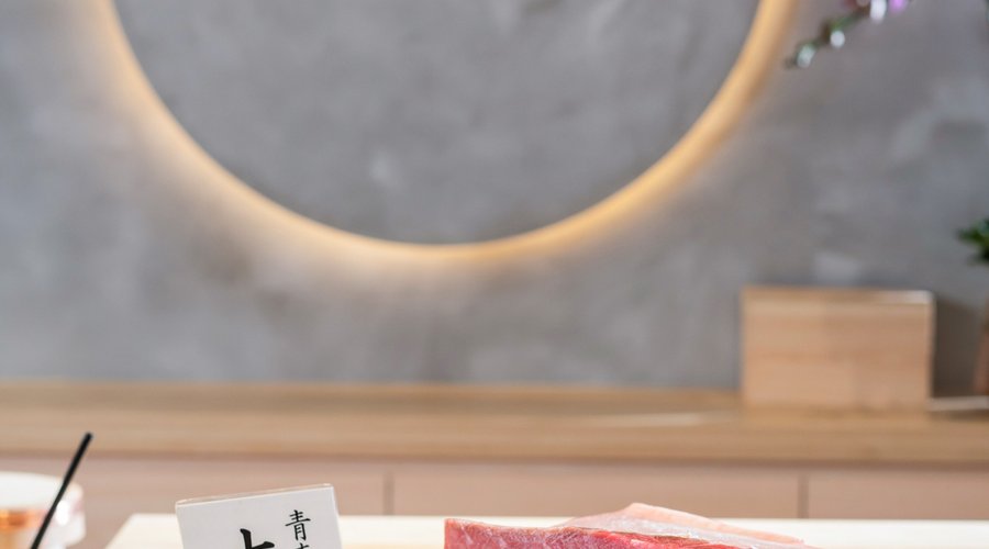 食材都是經過嚴選進貨，確保新鮮高質，每週四、五次由日本漁市場直送空運來港， 在「舍利鮨本店」您絕對能夠品嘗到每個時節最新鮮之頂級料理。