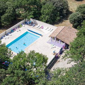 La piscine, le lieu incontournable des vacances. S’amuser, bronzer ou se reposer, le lieu est propice. Profitez