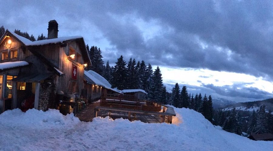 Nous vous accueillons le samedi soir. Un accès piéton de 1,5 km dans une magnifique forêt vous permet de nous rejoindre en dehors des heures des remontées mécaniques.