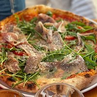 La mejor Pizzeria de Mallorca con diferencia!!.,vamos asiduamente y nunca falla,auténtico Italiano,no solo las Pizzas están riquísimas,también la pasta y los postres caseros son de 10,el servicio muy personalizado,te hacen sentir como en casa,recomendable 100%!!.
