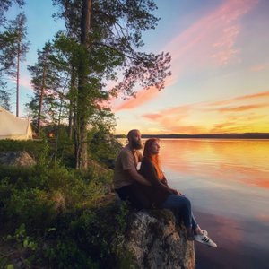 Solnedgångarna vid campet är magiska. Moder natur målar himlen i rosa, rött, orange, lila och blått och den stilla vattenspegeln gör en exakt kopia.